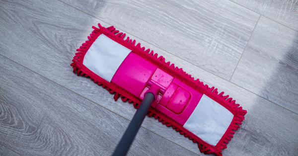 Cleaning laminate floor